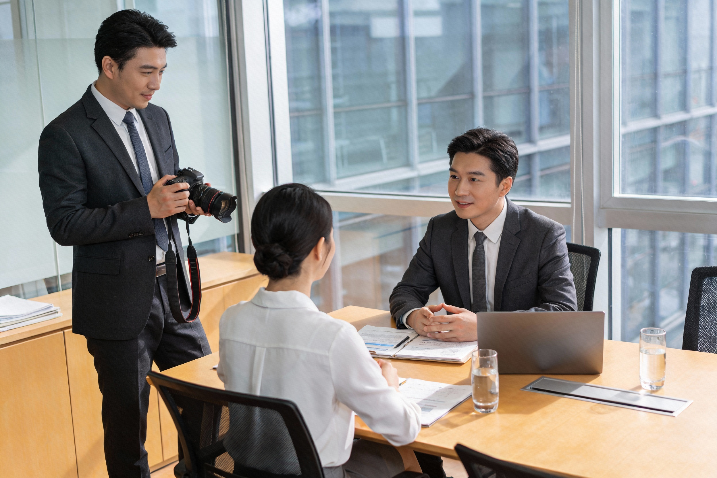jimeng-2026-01-11-7398-摄影师在处理商务洽谈工作